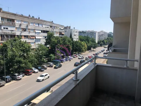 Pogled sa balkona na gradsku ulicu i okolne zgrade. - image 15