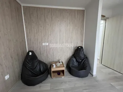 Manja dnevna soba sa dve fotelje vreće i stočićem. - image 5