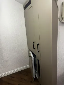 Ugradni kuhinjski element sa frižiderom u uglu prostorije. - image 3
