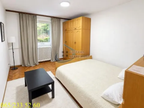 Nameštena spavaća soba sa bračnim krevetom, ormarom i prozorom. - image 3