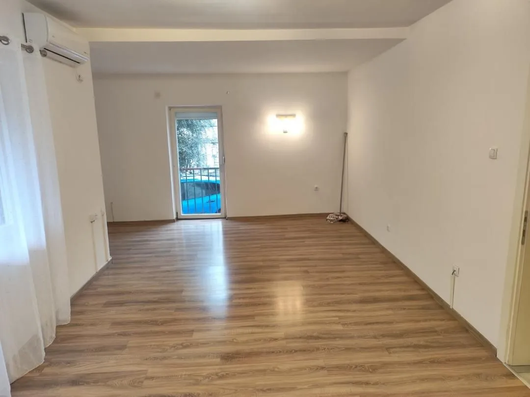 Izdavanje, dvosoban stan, 90m², Gorica C, Podgorica