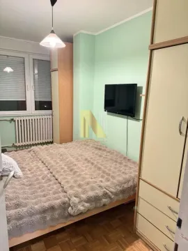 Nameštena spavaća soba sa krevetom i ormanom. - image 11
