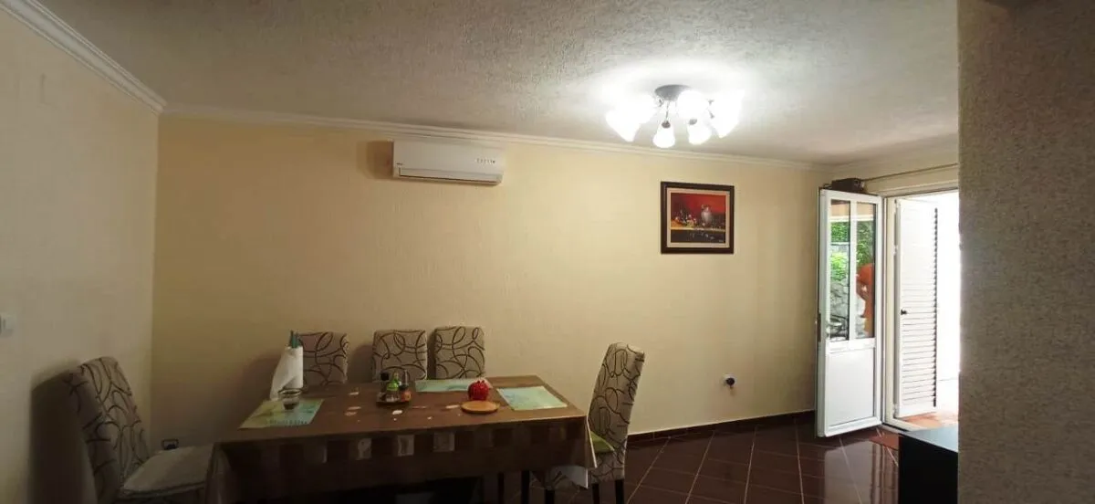 Dining room with a table, chairs, and access to the terrace.