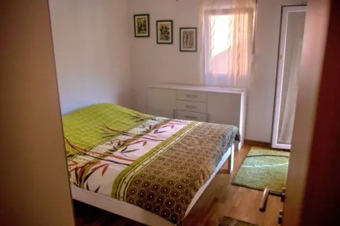 Jednostavno namještena spavaća soba sa bračnim krevetom i komodom. - image 6