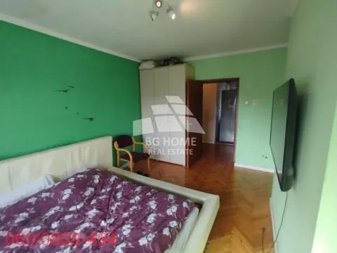 Nameštena spavaća soba sa bračnim krevetom, ormanom i televizorom na zidu. - image 17