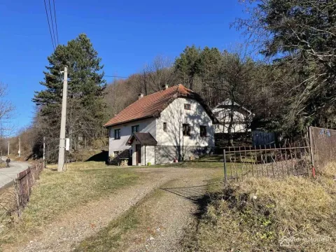 Pogled na eksterijer kuće sa dvoriijem i ogradom u šumskom okruženju. - image 3