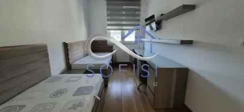 Spavaća soba sa dva kreveta i radnim stolom. - image 12