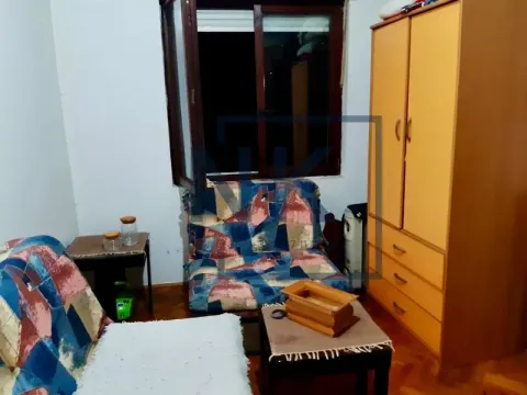Manja spavaća soba sa krevetom, ormarom i prozorom. - image 12