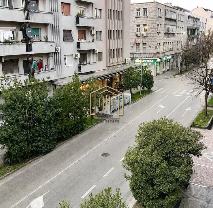 Pogled sa terase na gradsku ulicu i okolne zgrade.
