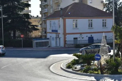 Pogled na spoljašnjost zgrade i okolnu ulicu sa kružnim tokom. - image 2