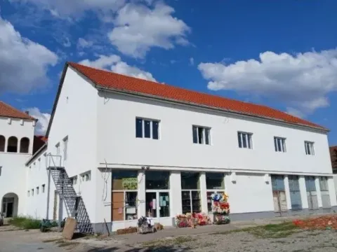 Poslovni prostor in Titel