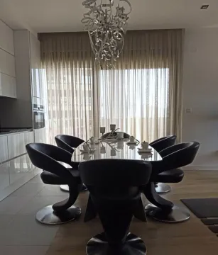 Trpezarija sa modernim stolom i crnim kožnim stolicama. - image 6