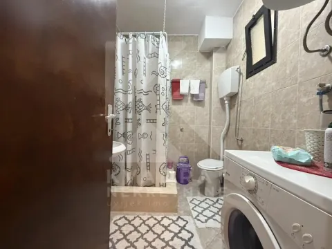 Manje kupatilo sa tuš kabinom, WC šoljom i veš mašinom. - image 8