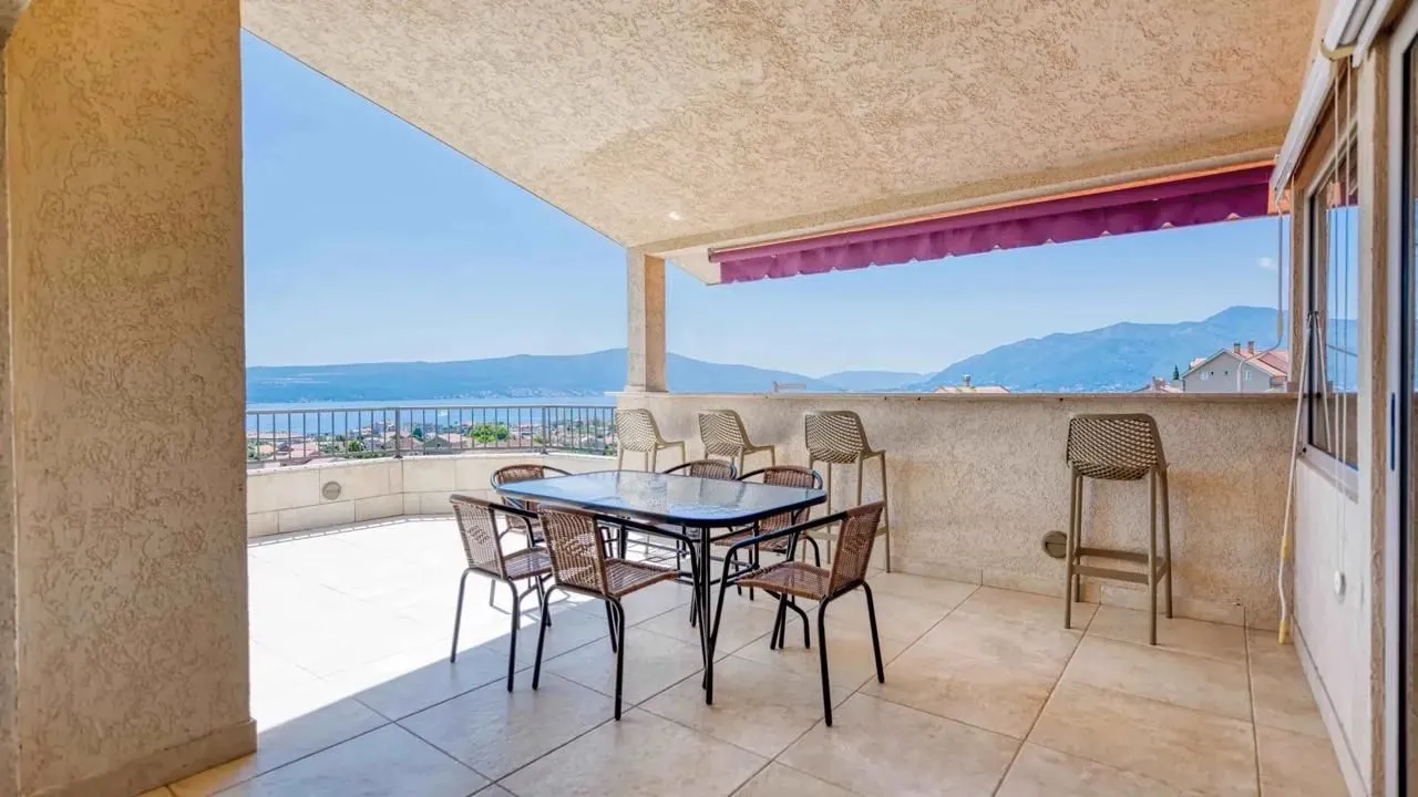 Prodaja, kuća, 466m², Centar, Tivat