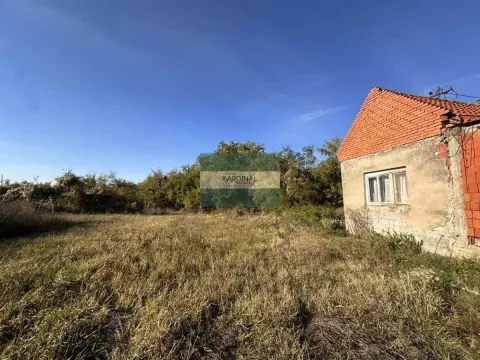 Pogled na dvorište i spoljašnjost kuće sa travnjakom. - image 3