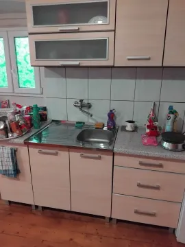 Manja kuhinja sa svijetlim elementima i sudoperom. - image 5