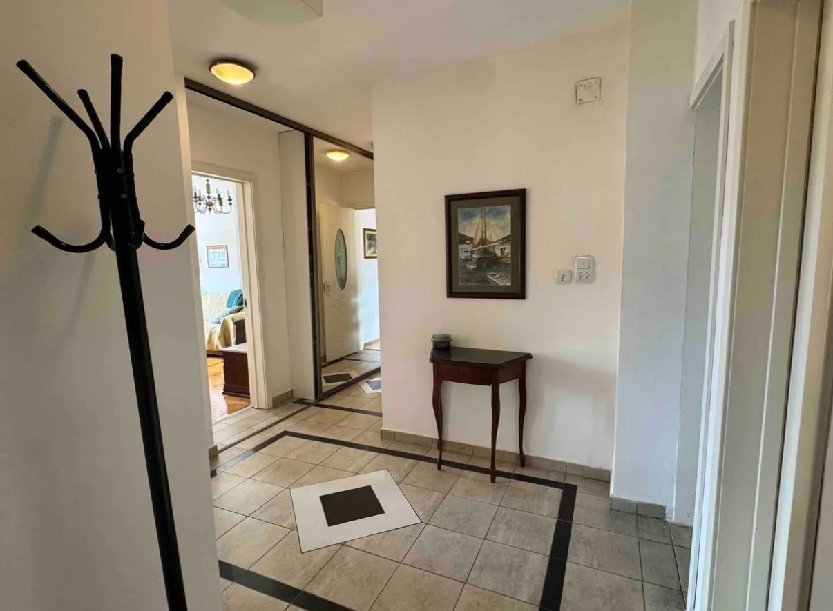 Izdavanje, jednosoban stan, 75m², Centar, Tivat