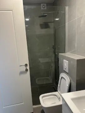 Moderne kupatilo sa tuš kabinom i sanitarijama. - image 5
