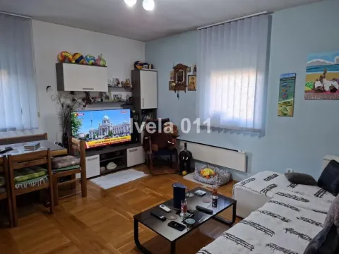 Dnevna soba sa garniturom, televizorom i trpezarijskim stolom. - image 3