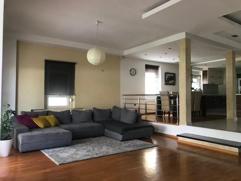 Izdavanje, kuća, 300m², Zemun Sve Podlokacije, Beograd