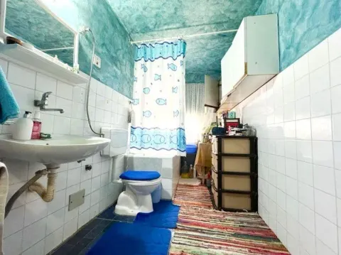 Manje kupatilo sa umivaonikom, WC šoljom i tuš kabinom. - image 8