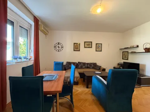 Dnevna soba sa trpezarijskim dijelom i garniturom za sedenje. - image 4