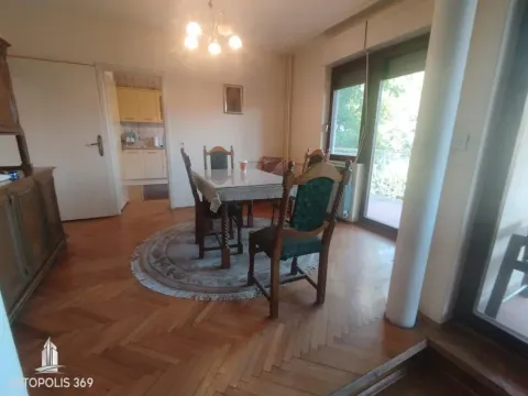 Trpezarija sa drvenim stolom, stolicama i parketom na podu. - image 8