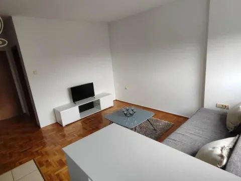 Izdavanje, garsonjera, 25m², Bulevar Evrope, Novi Sad Sve Podlokacije - image 2