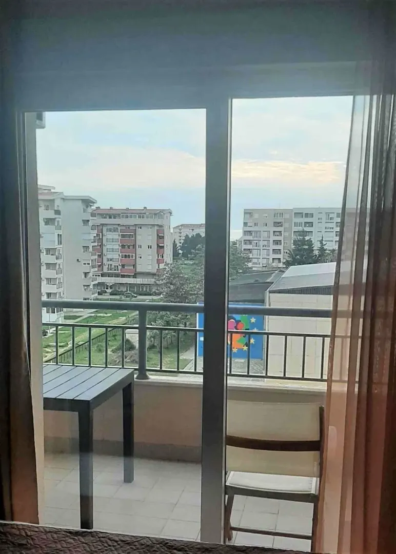 Pogled sa terase na okolne zgrade i naselje.
