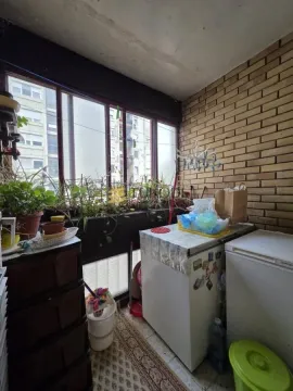 Zastakljena terasa sa ciglenim zidom, prozorima i kućnim aparatima. - image 23