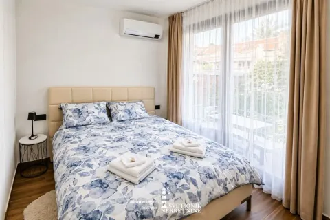 Uređena spavaća soba sa bračnim krevetom i izlazom na terasu. - image 11