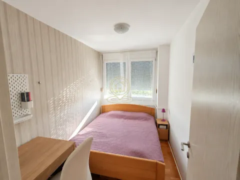 Manja spavaća soba sa bračnim krevetom, radnim stolom i prozorom. - image 9