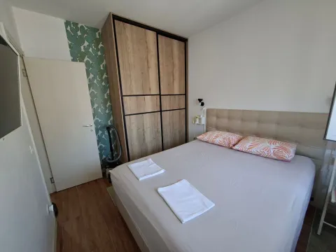 Furnished bedroom with a double bed and a fitted wardrobe. - image 4