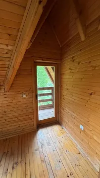 Potkrovlje obloženo drvetom sa izlazom na terasu. - image 13