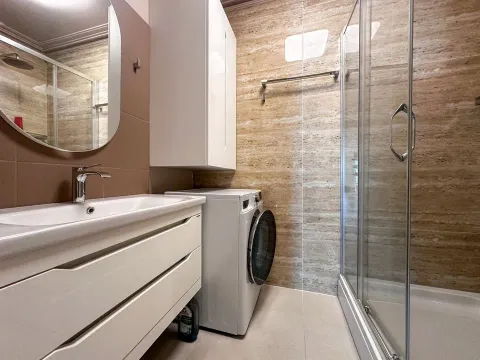Moderne kupatilo sa umivaonikom, tuš kabinom i veš mašinom. - image 10