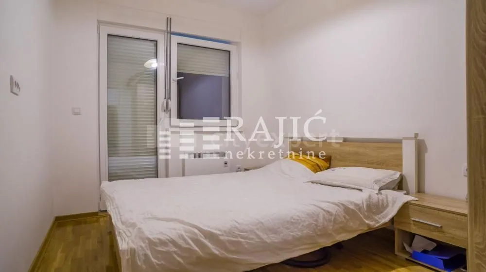 Furnished bedroom with a double bed and terrace access.