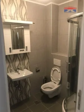 Kupatilo opremljeno tuš kabinom, umivaonikom i toaletom. - image 2