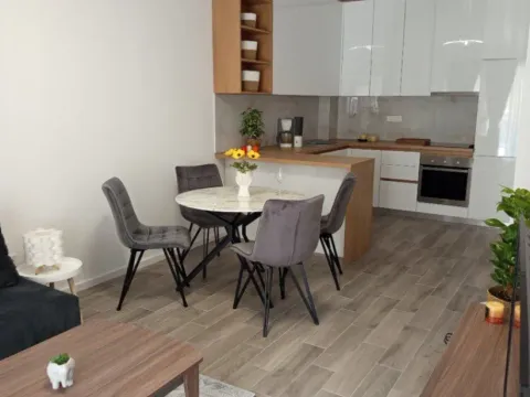 Izdavanje, jednosoban stan, 50m², Radanovići, Kotor