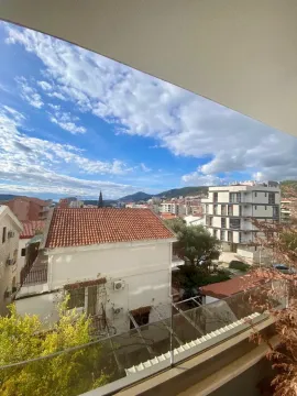 Pogled na grad i okolinu sa terase. - image 8