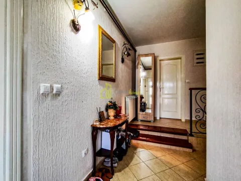 Izdavanje, kuća, 250m², Donja Gorica, Podgorica - image 24