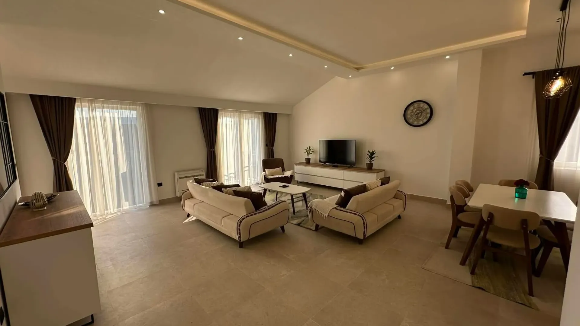 Izdavanje, dvosoban stan, 90m², Seljanovo, Tivat