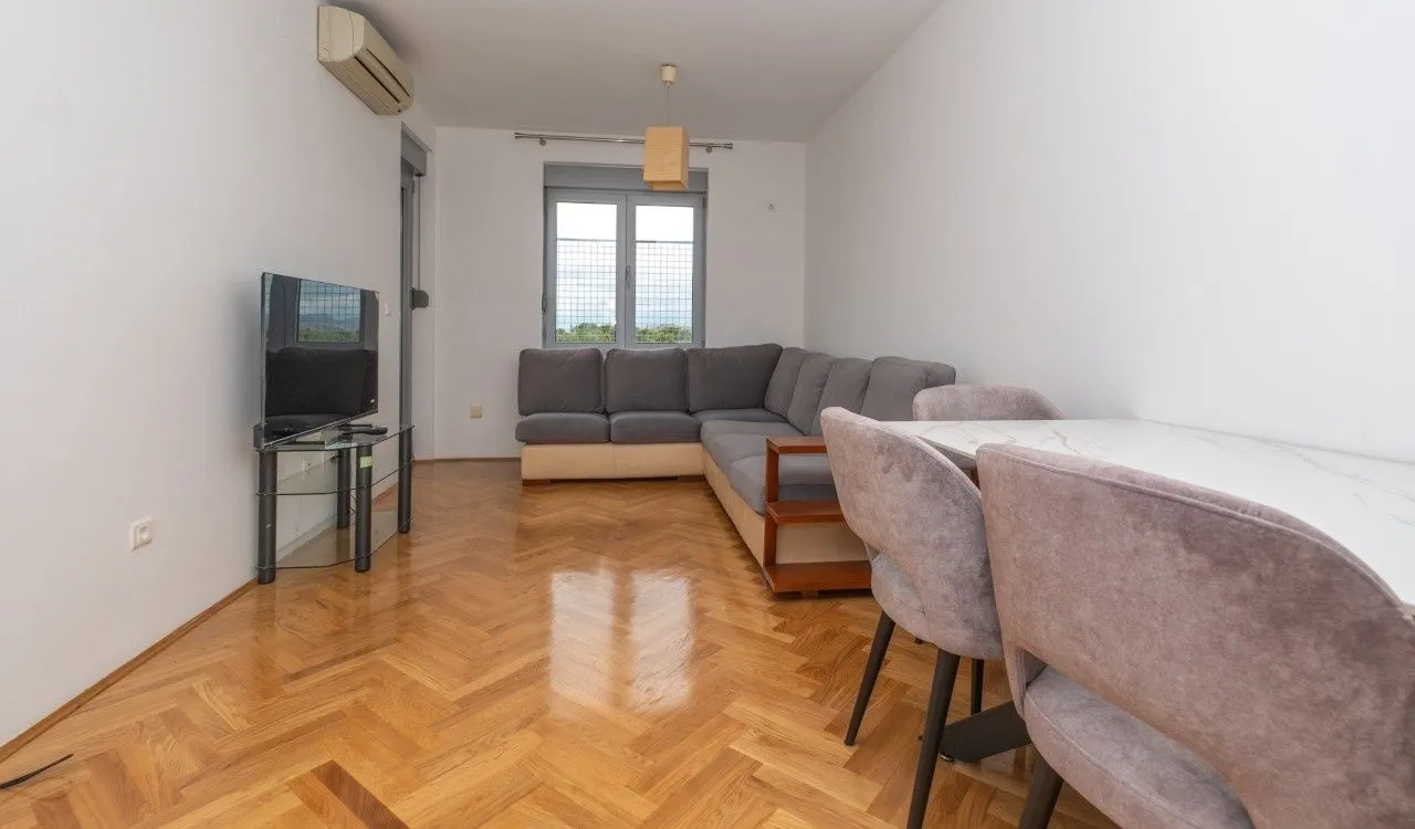 Izdavanje, dvosoban stan, 60m², Pod Goricom, Podgorica