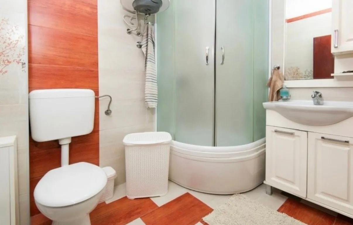 Bathroom equipped with a shower cabin, washbasin, and toilet.