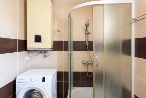 Kupatilo sa tuš kabinom, bojlerom i veš mašinom. - image 11