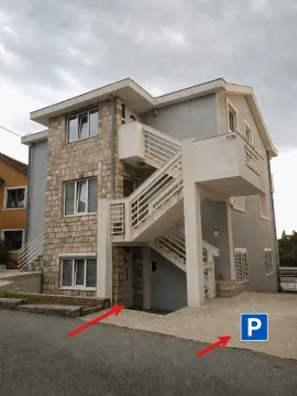 Spoljašnji izgled višespratne kuće sa kamenom fasadom i spoljnim stepeništem. - image 15