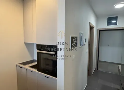 Moderna kuhinja sa ugrađenom rernom i elementima u enterijeru. - image 6