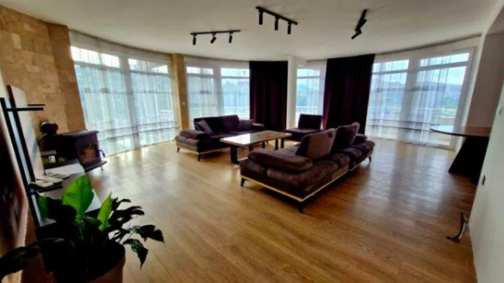 Izdavanje, trosoban stan, 135m², Tomba, Bar