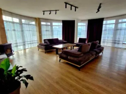 Izdavanje, trosoban stan, 135m², Tomba, Bar - image 1