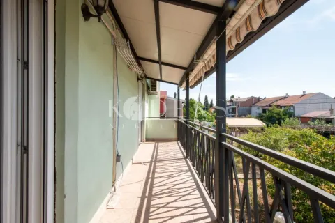 Natkriveni balkonski prostor sa metalnom ogradom i pogledom na okolinu. - image 17