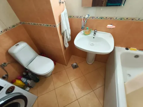 Kupatilo opremljeno umivaonikom, WC šoljom, kadom i perilicom veša. - image 5